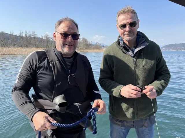 Wolfgang Jaritz (li.) mit Kollege Klaus Redschitzegger beim Einsatz am Wörthersee.
 | Foto: RegionalMedien