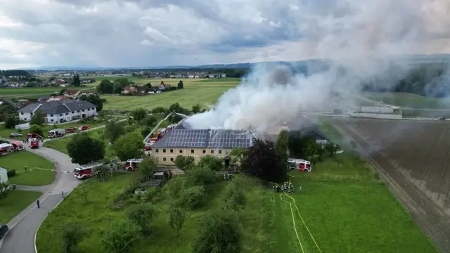 Großbrand bei einem landwirtschaftlichen Anwesen in Mitterkirchen am 1. Juni. | Foto: FOTOKERSCHI / SIMON BRANDSTÄTTER