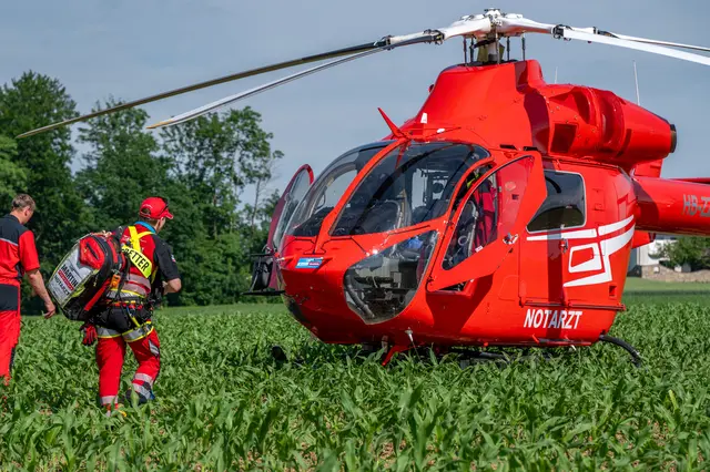 Aufgrund der zunächst unklaren Verletzungsschwere wurde auch der Notarzthubschrauber „Martin 3“ alarmiert.  | Foto: Team Fotokerschi