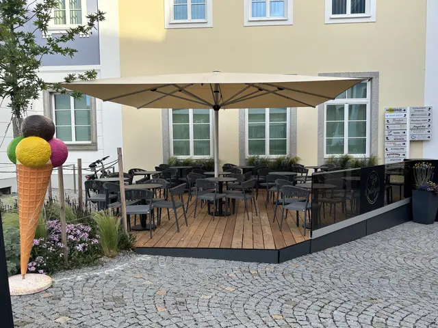 Im Kaffeehaus und Eissalon "Silberzeile" können Gäste auch im gemütlichen Gastgarten Platz nehmen. | Foto: meinbezirk/Michelle Bichler