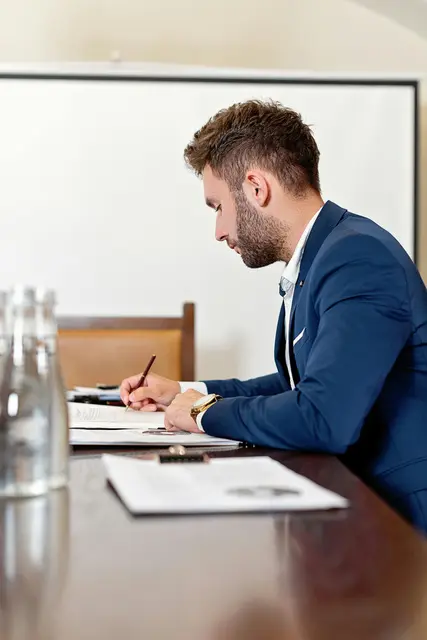 Insgesamt sieben Kandidatinnen und Kandidaten haben im April die Prüfung der gewerblichen Vermögensberatung erfolgreich bestanden und starten nun motiviert in die Tiroler Finanzdienstleistungsbranche. | Foto: pexels / Mikhail Nilov