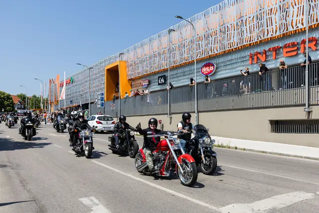 Legenden im Sattel: Die Fahrer der Harley-Davidson Charity Tour machen am Samstag, 13. Juni, vor dem Mariandl Krems Halt. | Foto: Robert Fritz