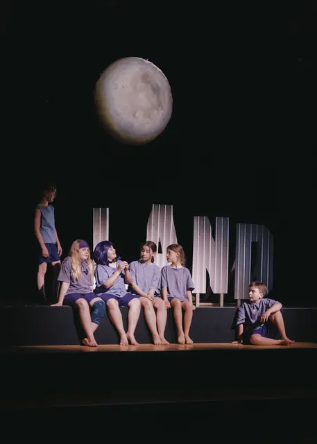 Die Schauspielklasse der MKS Hollabrunn feierte mit „Tinkaland“ eine gelungene Uraufführung. | Foto: Ronja-Elina Kappl