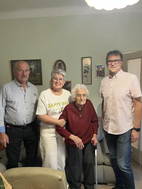Johann Zaritsch, Bürgermeisterin Ulrike Kitzinger, Anna Zaritsch und Vizebürgermeister Josef Jagschitz. | Foto: Gemeinde Sigleß