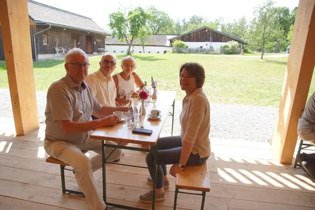 Gemütlicher Ausklang am Hof.  | Foto: Helmut Eder