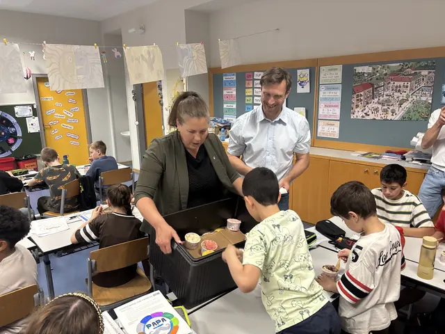 Bezirksvorsteherin Christine Dubravac-Widholm und Thomas Schöfmann von der ÖBB-Infrastruktur hatten genauso wie die Schulkinder der 4a große Freude beim Austeilen der Eisportionen. | Foto: Mathias Kautzky/MeinBezirk