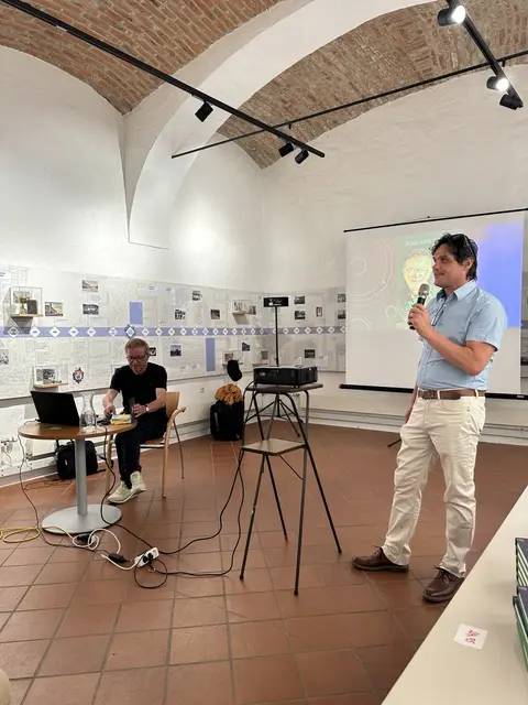 Grünen-Gemeinderat Thomas Schilcher moderierte durch den Abend mit Rudi Anschober.