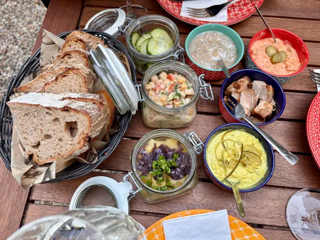 Freuen darf man sich auf Heuirgen-Schmankerl mit modernem Touch, wie zum Beispiel Erdäpfelsalat oder Käferbohnen-Aufstrich. | Foto: Nicole Gretz-Blanckenstein/MeinBezirk