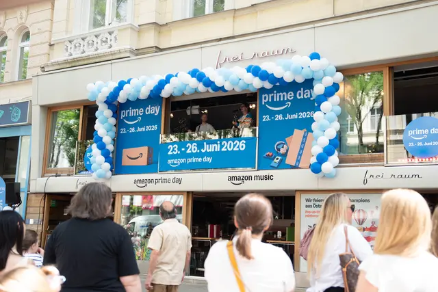 Menschen versammelten sich vor dem Freiraum Restaurant auf der Mariahilfer Straße.  | Foto: Sade Jerabek/MeinBezirk