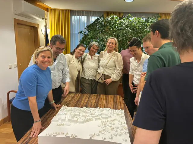 Bei der Präsentation: GR. Barbara Benesch, GR. Bernhard Haas, Amtsleiter-Stv. Simone Martin, Regina Stroissmüller, Filiz Yazgi, GR. Anthony Grünsteidl, GR. Maximilian Kadlex, GR. Robin Auer