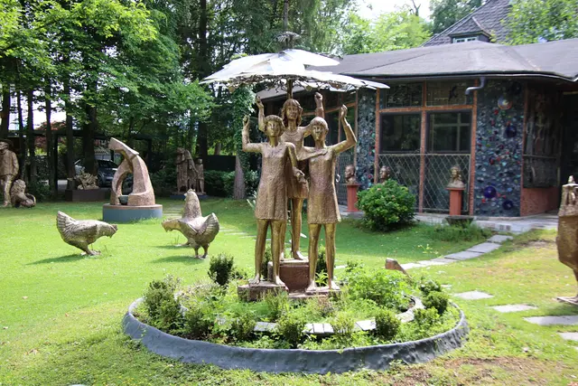 Mehrere Kunstwerke ihres Vaters sind im Garten aufgestellt.