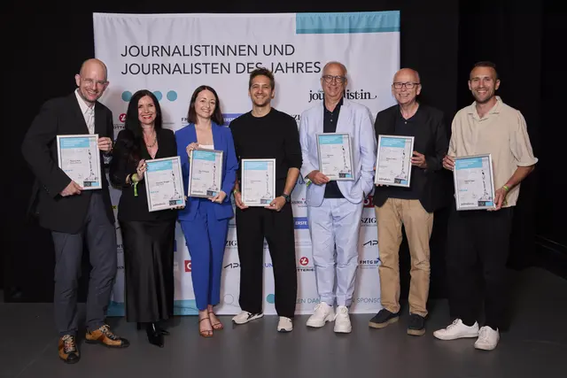 Mit der Kategorie „Local Heroes“ würdigt die Fachjury herausragenden regionalen Journalismus, Alexandra Rangger nimmt den Preis für Tirol entgegen. | Foto: APA/Schedl