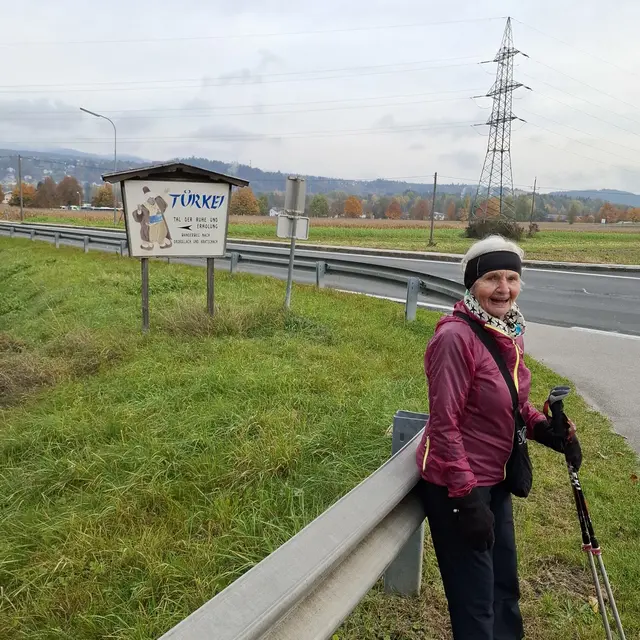 Mit ihren 93 Jahren ist Gerda Romauch noch sportlich aktiv.  | Foto: Privat