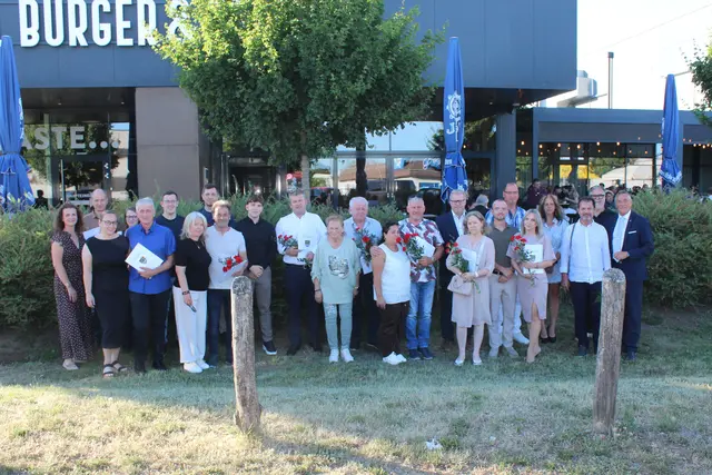 Bürgermeister Ludwig Deltl, Vizebürgermeisterin Julia Neidhart-Hermann und StR Achim Wörner im Kreise der anwesenden Geehrten mit Begleitung. | Foto: Gemeinde Strasshof