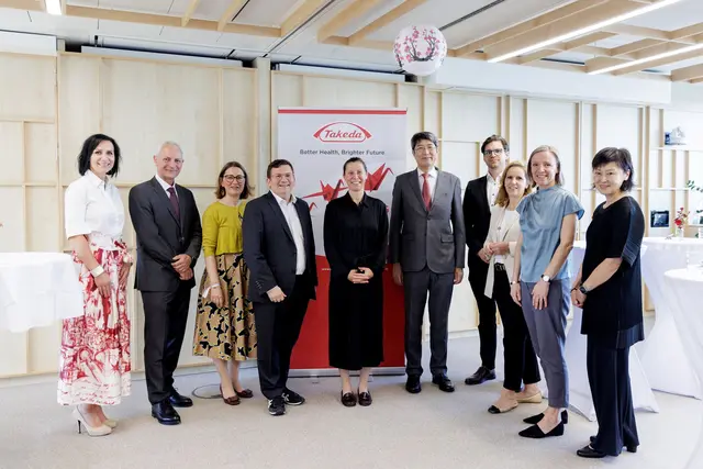 v.l.n.r.: Michaela Waldherr, Projektleiterin des Umbaus, Günter Waxenecker/AGES (Österreichische Agentur für Gesundheit und Ernährungssicherheit), Elisabeth Weigand/Pro Rare Austria (Allianz für seltene Erkrankungen), Wilfried Zankl (SPÖ), Rebecca Fowler, Iwama Kiminori, Sylvia Vana und Thomas Saghi / BMWET, Astrid Jankowitsch, Head of Public Policy Takeda Pharma Austria, Ayumi Kondo, Vizepräsidentin der Österreichisch-Japanischen Gesellschaft. | Foto: Takeda/Lisi Specht