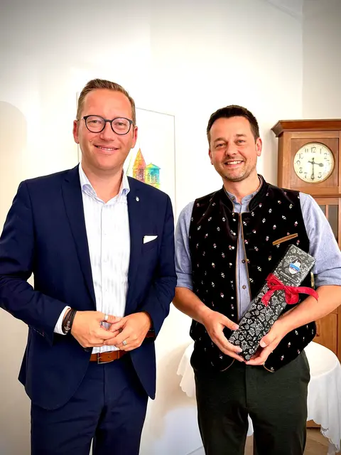 Oberndorfs Bürgermeister Georg Djundja (links) beim Arbeitsgespräch mit dem neuen Bürgermeister der Stadt Laufen Christian Burr.  | Foto: Stadtgemeinde Oberndorf