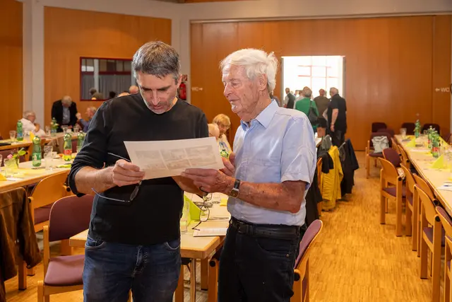Experte für Bauforschung Roland Forster aus Hartkirchen mit Heimatforscher Rudolf Gaßler aus Luftenberg. | Foto: Jürgen Brochmann