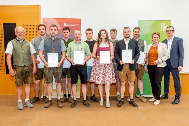 BBK Obmann Anton Kaiblinger, Patrick Leitner, Rene Schifflhuber, Patrick Kalteis, Gabriel Müllner-Puxbaum, Christopher Kahri, Elisabeth Gansch, Stefan Kern, Alexander Gleiss, Peter Rudolf Sochor, LK NÖ-Vizepräsidentin Andrea Wagner, LFA NÖ-Leiter Anton Hölzl, nicht am Bild: Absolvent Daniel Griesauer | Foto:  LK NÖ/Pomassl