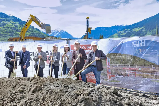 Von links: Peter Haitzmann, Bereich Bau/Energie/Technik SPAR, Werner Hechenberger, Expansion SPAR Tirol, Bürgermeister Robert Pramstrahler, Stellvertretende Geschäftsführerin von SPAR Tirol &amp; Salzburg Martina Bich-ler, Grundeigentümerin Maria Pfister, Architekt Andreas Dworschak und Alois Rieder von der ausführenden Baufirma Rieder freuen sich über den Baustart in Zell am Ziller. | Foto: Foto: SPAR