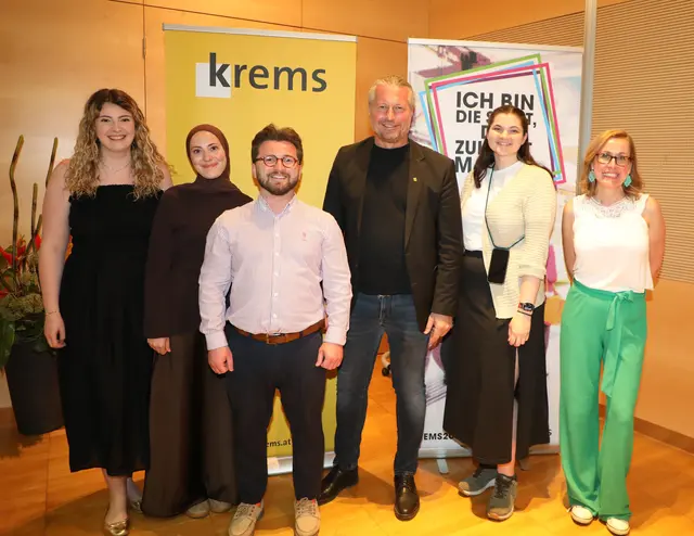 Das neue Jugendforum Krems stellte sich vor. Das Bild zeigt die Vorstandsmitglieder Mimi Reisch und Beyza Gündogdu, Obmann Emin Saygili, Bürgermeister Peter Molnar, Vorstandsmitglied Julia Brandl und Magistratsmitarbeiterin Annemarie Litschauer, die den Verein seitens der Stadt Krems organisatorisch betreut  | Foto: Stadt Krems