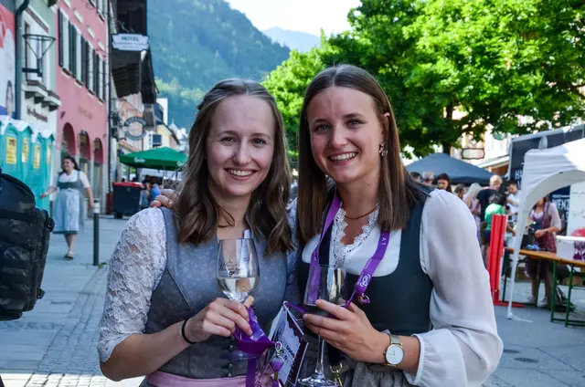 Anna und Lisa Windhofer freuten sich über die gute Stimmung bei der Werfener Weinroas in ihrer Heimatgemeinde.  | Foto: Maria Astner