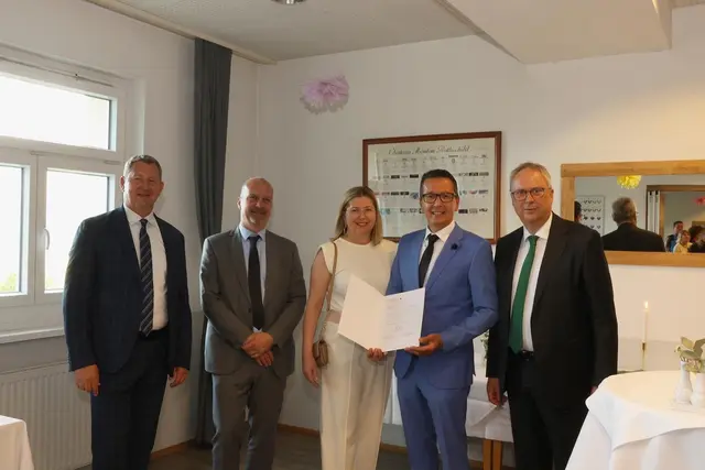 Fachvorstand Thomas Gasteiner, Abteilungsleiter SQM Heinz Kerschbaumer, Margit und Wolfgang Ruzicka und Direktor Jürgen Kürner bei der Verleihung. | Foto: Tourismusschulen Semmering