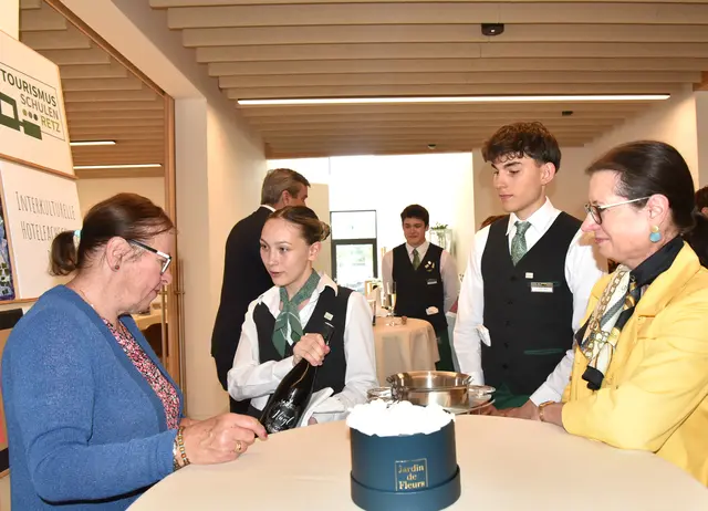 Auch die Getränkeberatung gehörte zur praxisnahen Prüfungsausbildung. | Foto: Herbert Schleich