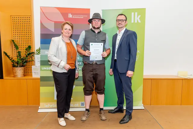 LK NÖ-Vizepräsidentin Andrea Wagner, Jakob Grabenweger, LFA NÖ-Leiter Anton Hölzl. | Foto: LK NÖ/Pomassl
