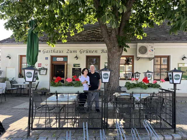 Das Ehepaar Angelika und Georg Kruder vor ihrem Gasthaus. | Foto: Mag. Wilma Langer-Bruckner BEd.