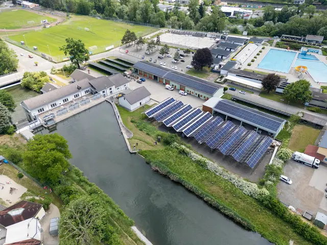 Die Stadtwerke Bruck haben auf dem Gelände des E-Werks auf der Murinsel eine neue, hochleistungsstarke und topmoderne PV-Anlage samt Speicherlösung in Betrieb genommen. | Foto: Martin Meieregger
