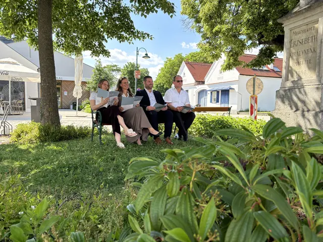 Schattiges Platzerl: Landeshauptmann-Stellvertreterin Anja Haider-Wallner präsentierte mit Johanna Aufner, Architekturraum Burgenland und ViA ZT Architektur KG, dem Pöttelsdorfer Bürgermeister Christian Kurz und Pöttelsdorfs Vizebürgermeister Roland Piller die Dorfentwicklungsstrategie 2026. | Foto: MeinBezirk/Barbara Babonitsch-Diewald
