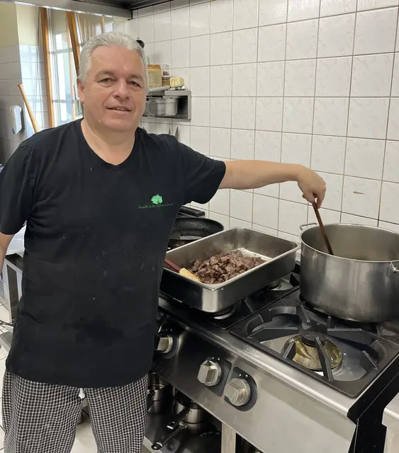 Küchenchef Georg Kruder bereitet gerade ein Rindsragout zu.  | Foto: Mag. Wilma Langer-Bruckner BEd.