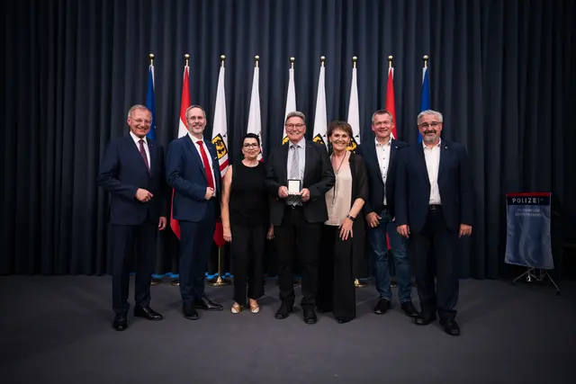 Am Bild von links: LH Thomas Stelzer, Stefan Guggenberger (Bundesgeschäftsführer PRO-GE);,Andrea Schwarz, Erich Schwarz (ehem. Vizepräsident AK OÖ), Elfriede Schober (stv. Bundesvorsitzende PROGE, Vizepräsidentin AK Wien), Michael Seemayer (Abg. z. NR. und Landesgeschäftsführer PRO-GE) und Andreas Stangl (AK-Präsident OÖ und ÖGB Landesvorsitzender) | Foto: Amt der oö. Landesregierung