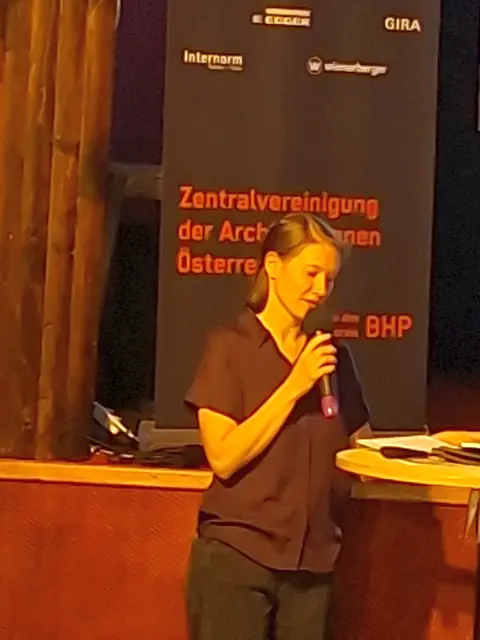 Simone Schütz erläutert das diesjährige Motto: "Was uns verbindet-Infrastruktur des Alltags."  | Foto: Helmut Eder