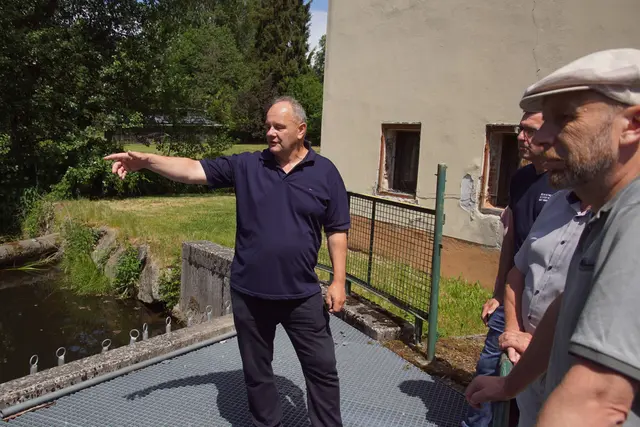 Führung durch die neue Wehrkraftanlage durch Werner Furtmüller.  | Foto: Helmut Eder