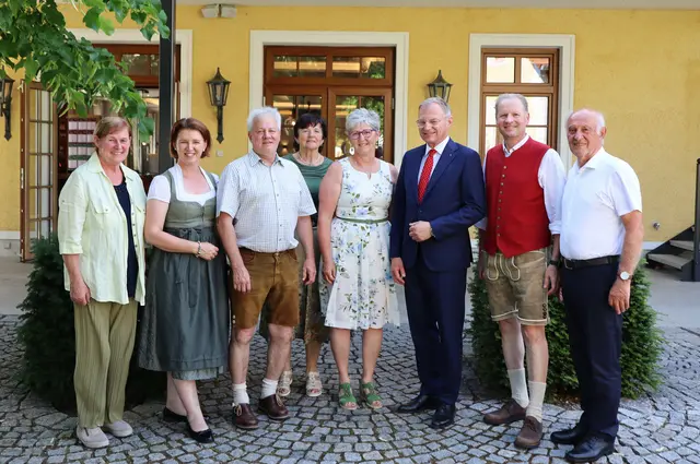 Von links: ÖR Maria Jachs, LR Michaela Langer-Weninger, AB-LO ÖR Karl Grabmayr, LO Stv. Maria Pühringer, LO Stv. ÖR Anna Wimmer, LH Thomas Stelzer, BB-Direktor Wolfgang Wallner, LAbg. a.D. Franz Schillhuber

Nr. 4250 Ehrung LO Schillhuber: BB-Direktor Ing. Wolfgang Wallner, LR Michaela Langer-Weninger, LAbg. a.D. Franz Schillhuber, AB-Landesobmann ÖR Karl Grabmayr. | Foto: Seiringer