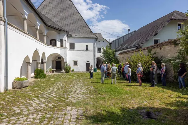 Bei einem Ortsrundgang durch Aschach konnte auch ein Blick in den Innenhof des ehemaligen Stiftshof St. Nikola geworfen werden. | Foto: Jürgen Brochmann