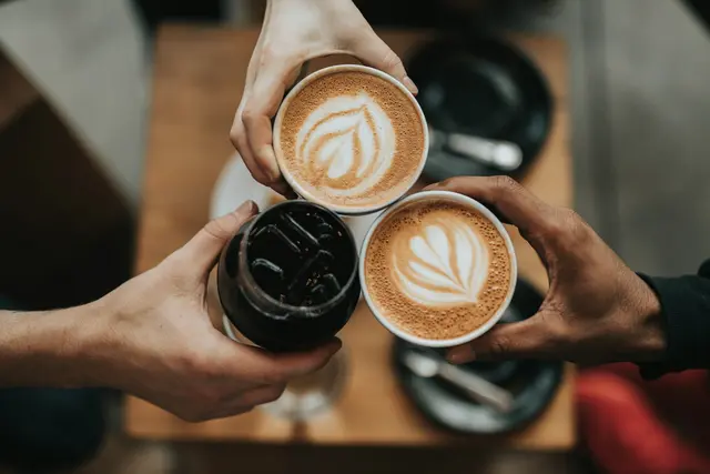 Je nach Budget gibt es für jeden den passenden Kaffeevollautomaten. Wir haben euch eine Liste mit  Alltime-Faves zusammengestellt, die in ihrer Preisklasse das beste Preis-/Leistungsverhältnis bieten. | Foto: Unsplash / Nathan Dumlao 