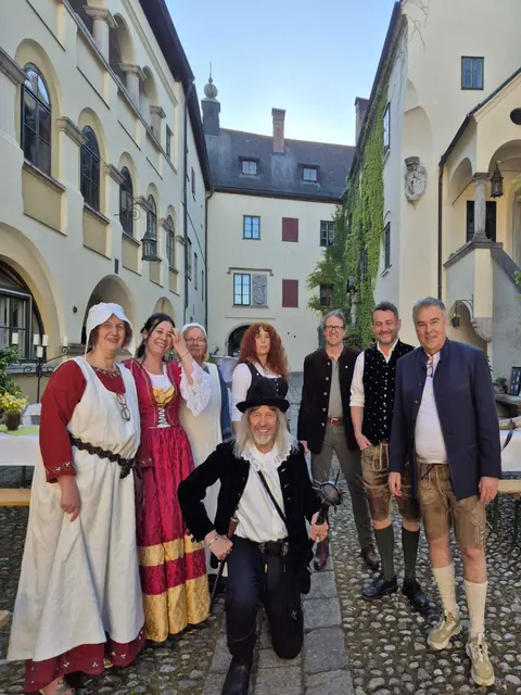 Die beiden Kuratoren Irene und Christian Keller umringt von Mitarbeitern des Haager Heimatmuseums. Vorne Hubert Krexhammer als Stefan Fadinger | Foto: Fotos: Haager Heimatmuseum