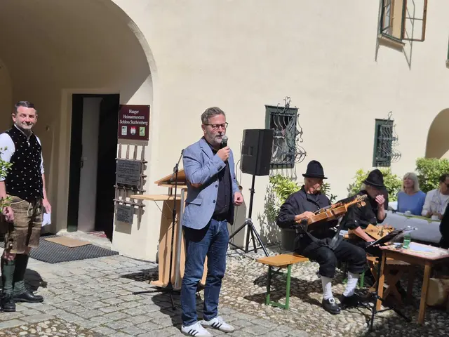 Bürgermeister Ing. Konrad Binder gratulierte zur gelungenen Ausstelung | Foto: Fotos: Haager Heimatmuseum