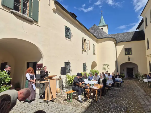 Das begnadete Heimatforscher-Ehepaar Irene und Christian Keller eröffneten die Ausstellung und führten anschließend durch diese | Foto: Fotos: Haager Heimatmuseum