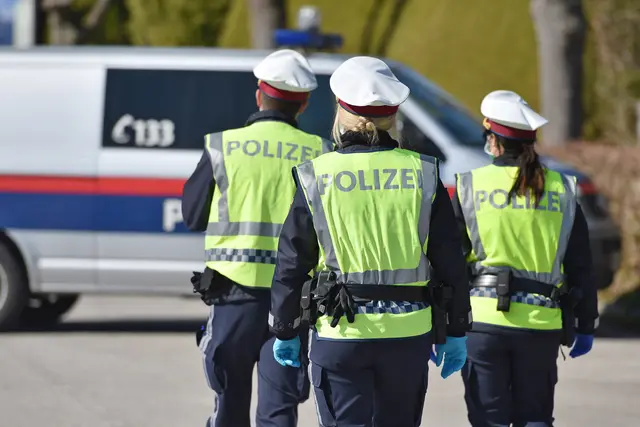 Polizeibeamte lernen in speziellen Schulungen, wie man mit konfliktreichen Situationen umgeht. Gewalt kommt in ihrem Berufsalltag immer wieder vor.
 | Foto: Spitzi-Foto.stock.adobe.com