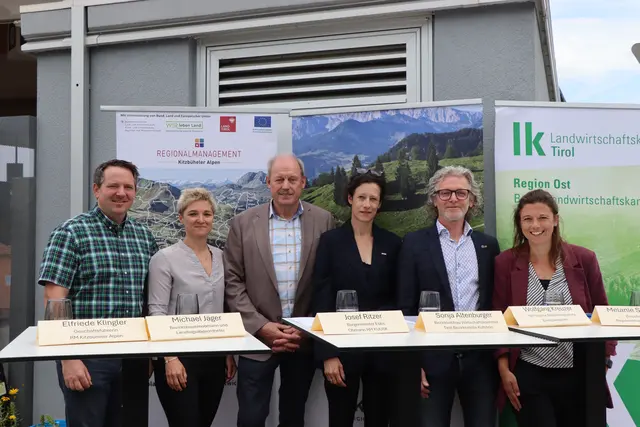 v.l.n.r. Landtagsabgeordneter Michael Jäger, Elfride Klingler (Geschäftsführerin
RM Kitzbüheler Alpen), Bürgermeister von Ebbs Josef Ritzer, WK-Bezirksobfrau Sonja Altenberger, Wolfgang Kreutzer (technischer Projektleiter) und  Melanie Steinbacher (GF Regionalmanagement KUUSK) | Foto: Martina Obertimpfler 