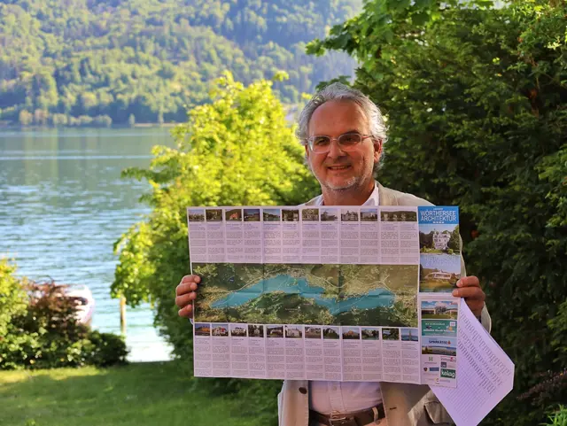 Vereinspräsident Heimo Kramer mit der Infokarte zu den historischen Häusern. Davon liegen 20.000 kostenlos im Fremdenverkehrsamt auf.
 | Foto: Verein Wörthersee Architektur