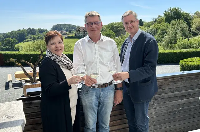 Der Burgauberger Unternehmer Roman Eder feierte seinen 60. Geburtstag. Herta Walits-Guttmann und Thomas Novoszel (rechts) gratulierten. | Foto: Wirtschaftsbund