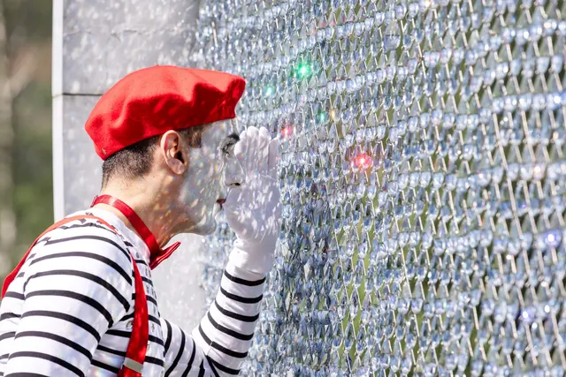 Vom 10. Juli bis 30. August 2026 präsentieren die Swarovski Kristallwelten und das Circus-Theater Roncalli das französische Zirkusfestival "Bonjour, Paris!".

 | Foto: Swarovski Kristallwelten/Thomas Steinlechner
