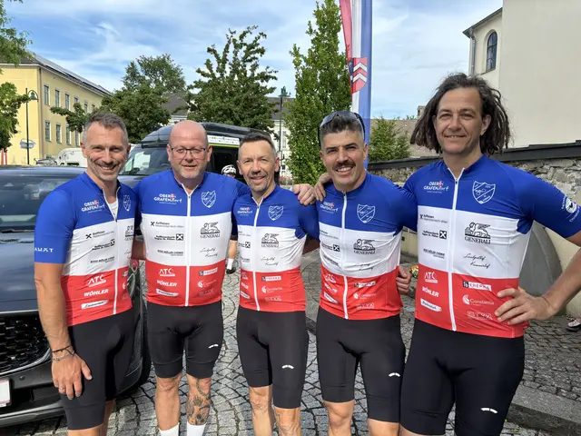 Jochen Gugarel, Christian Huber, Jürgen Ihrybauer, Christopher Marchat und Robert Gansch radeln für den Guten Zweck. | Foto: Martina Schweller