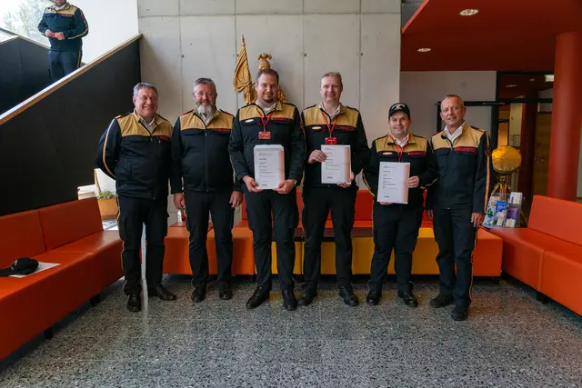 Die Mitglieder der Projektgruppe Funkleistungsabzeichen mit Landes-Feuerwehrkommandant Jakob Unterladstätter. | Foto: LFV Tirol/Lukas Lintner