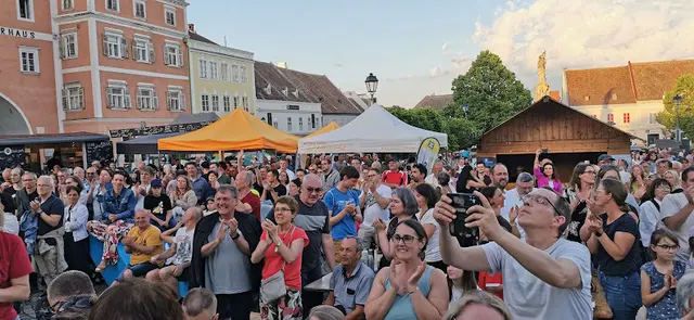 Das begeisterte Publikum auf dem Retzer Hauptplatz spendete den Musikern reichlich Applaus.