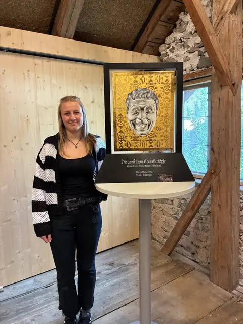 Marina Kühlechner aus Angerberg mit ihrem Kunstwerk. | Foto: Paul Strolz